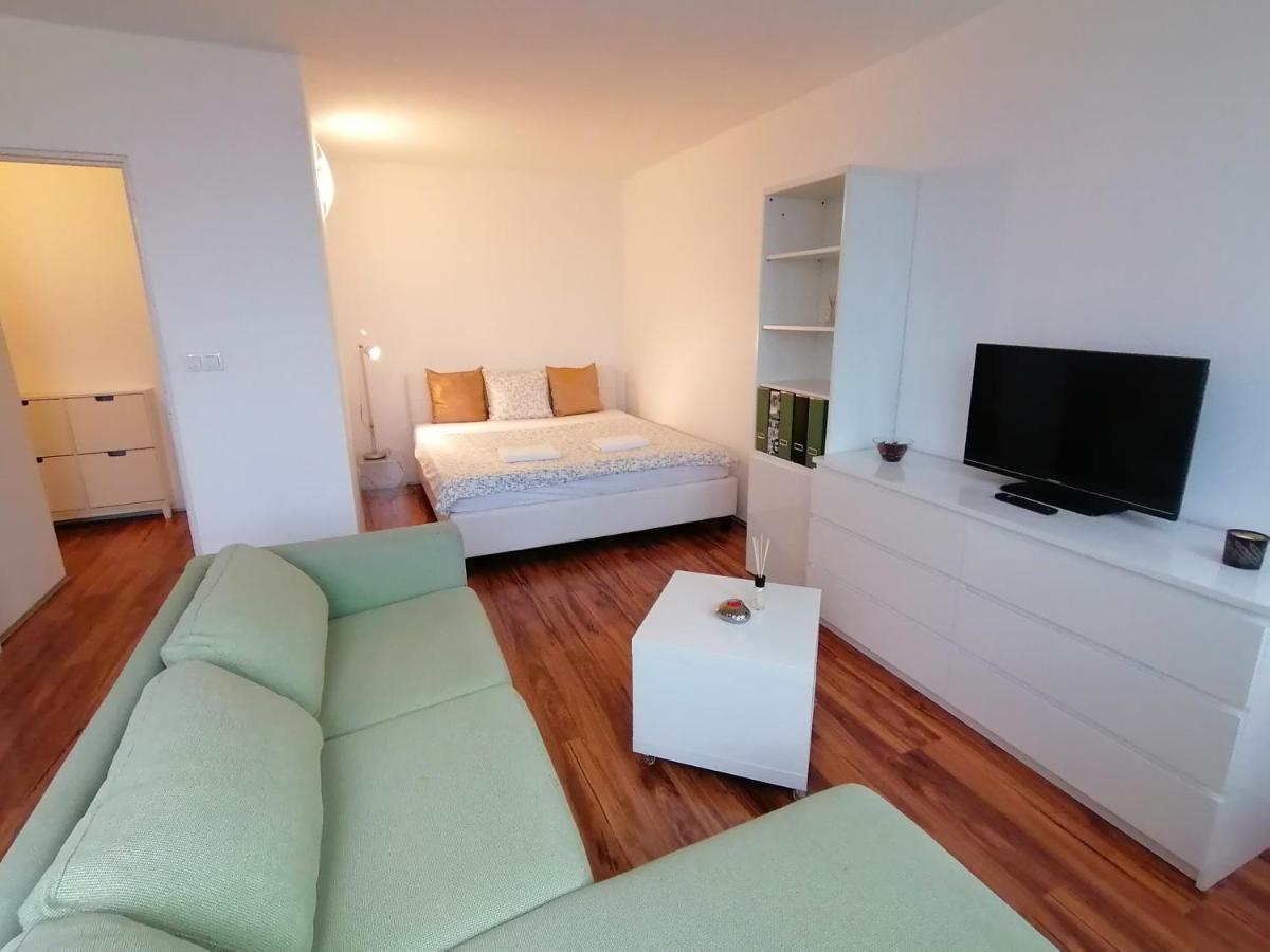 Golden Family Apartments Praha Bagian luar foto